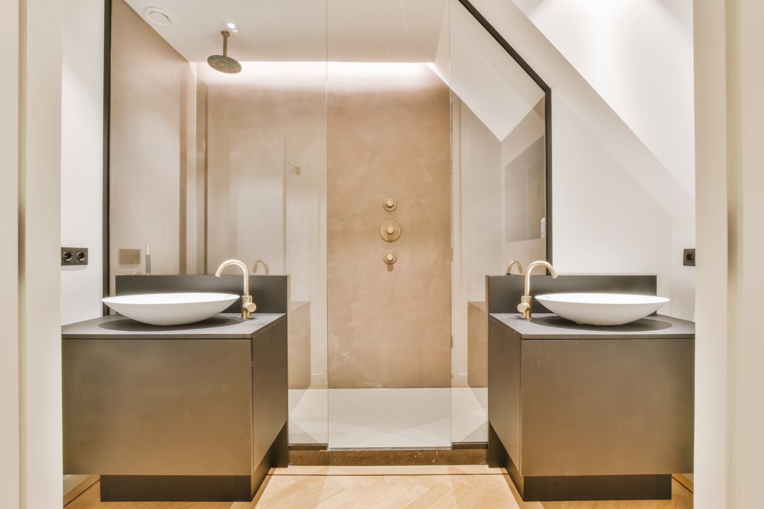 Double vanity with oval basins